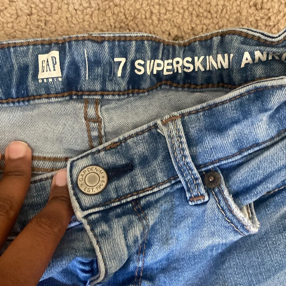 Girls GAP Blue Skinny Jeans with Distressed Details size 7 comes w/ a free shirt - Picture 2 of 6